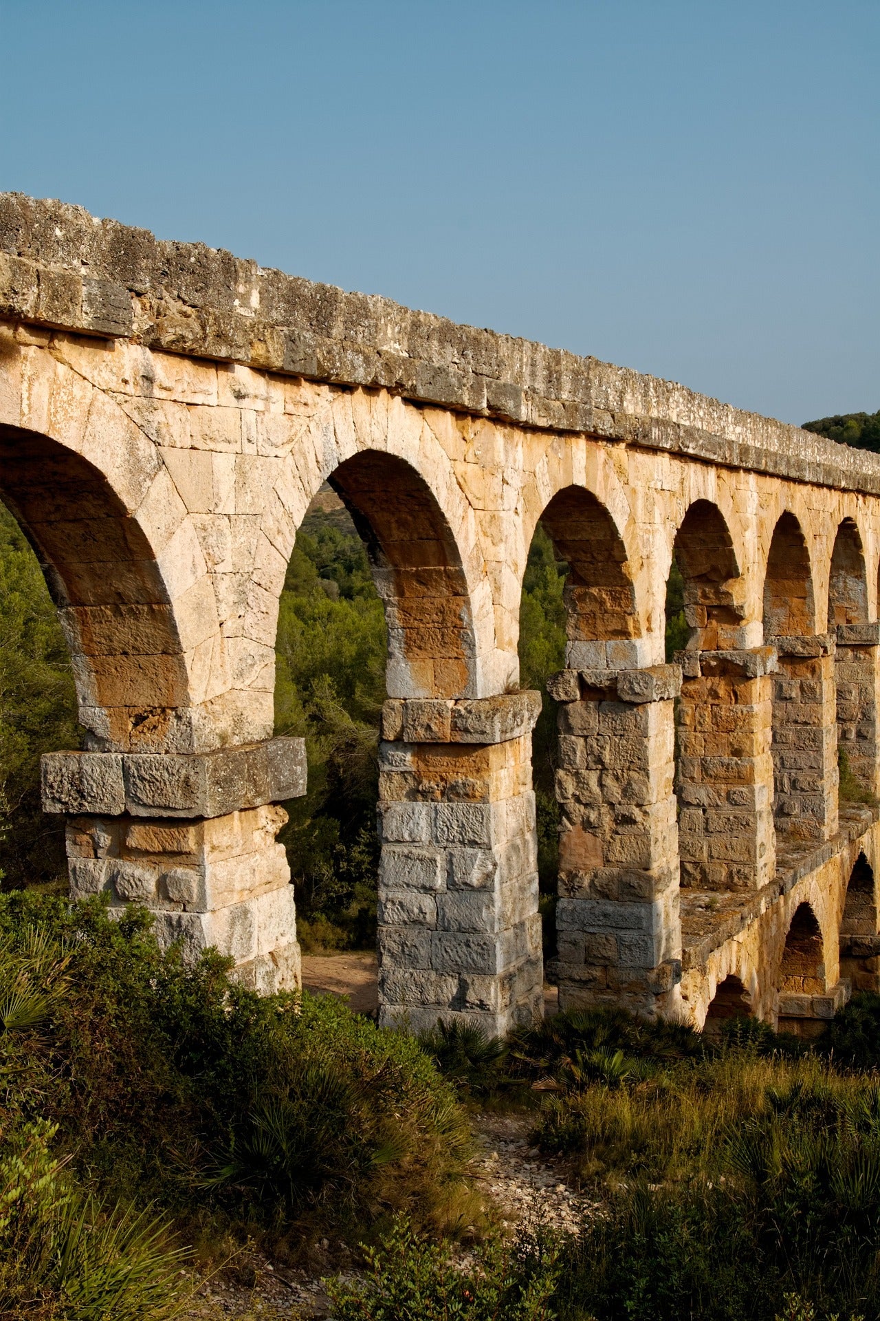 files/aqueduct-3138778_1920.jpg